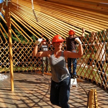 Opbouwen van de yurt